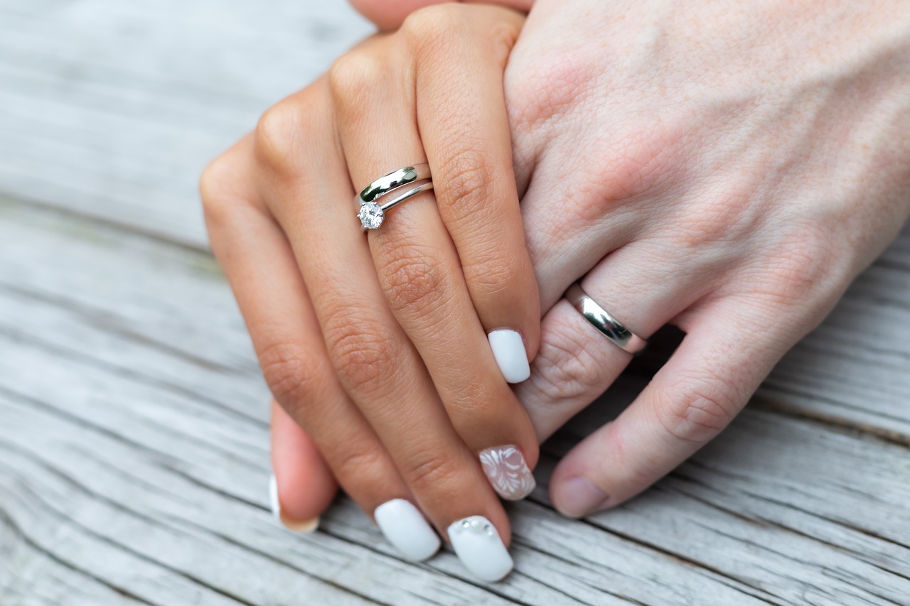 結婚指輪の重ね付け画像あり メリット デメリットとは リングの教科書